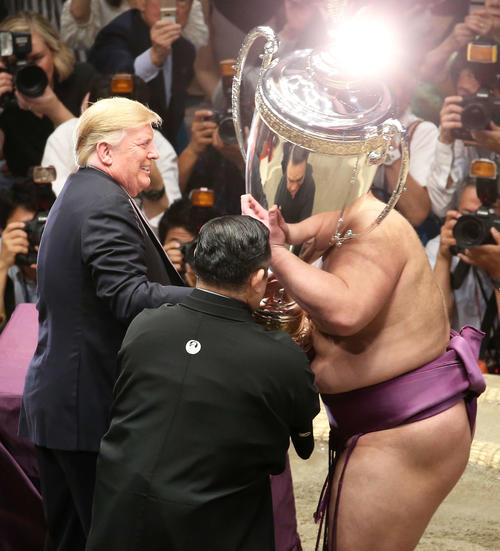 朝乃山（右）にアメリカ合衆国大統領杯を手渡すトランプ米大統領（撮影・河田真司）