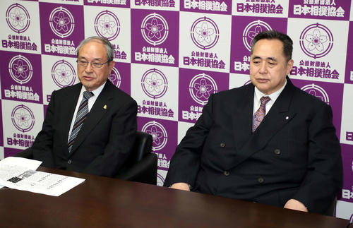 報道陣の質問に答える矢野委員長（左）と芝田山親方（撮影・鈴木正人）