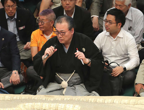 朝乃山と佐田の海の一番に物言いが付き説明する阿武松親方（撮影・鈴木正人）