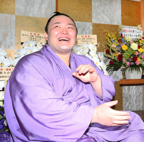 会見後に笑顔を見せる朝乃山（撮影・河田真司）