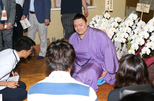 本社のペン記者新人研修で質問に答える朝乃山（撮影・河田真司）