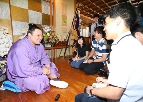 本社のペン記者新人研修で、快く質問に答える朝乃山（左）（撮影・河田真司）