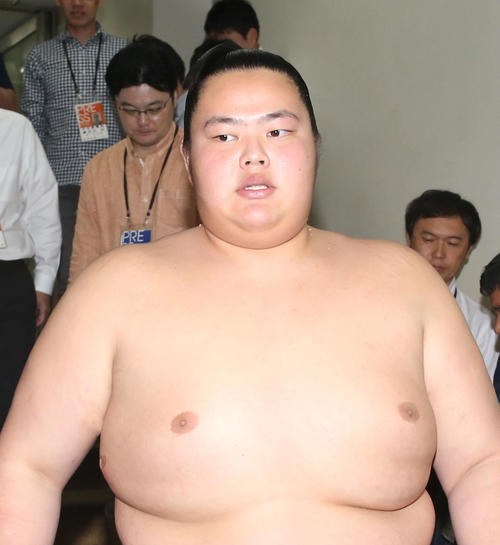 支度部屋へ引き揚げる琴鎌谷（2019年5月23日撮影）