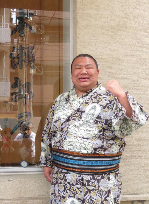 新十両に昇進し、笑顔でガッツポーズをつくる木崎海