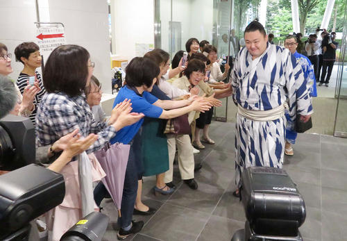 富山市に帰郷し地元市民からの歓迎に握手で応じる朝乃山（撮影・高田文太）