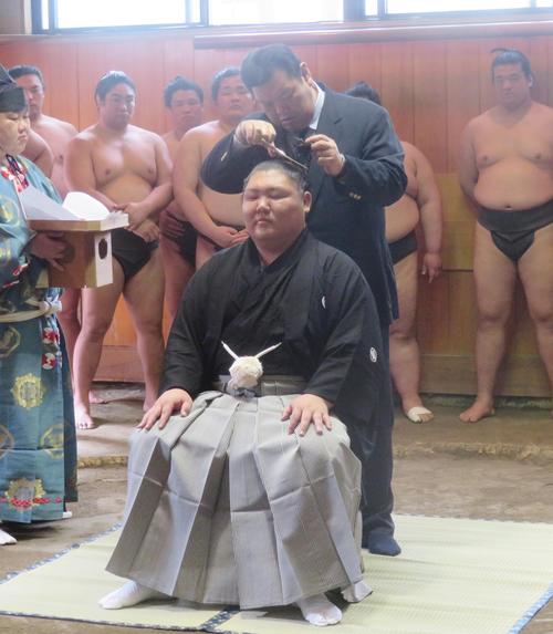 断髪式で師匠の春日野親方に止めばさみを入れられる元十両栃飛龍（手前）（撮影・佐藤礼征）