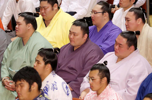 相撲協会研修会に出席した朝乃山（中央）左は明生、右は友風（撮影・鈴木正人）
