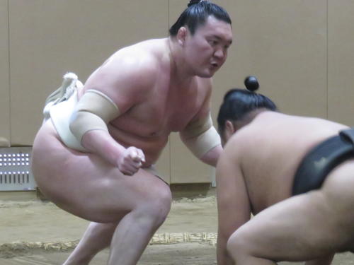 若い衆に胸を出す白鵬