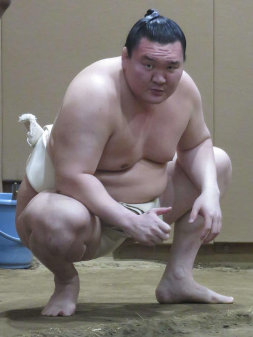 稽古場で土の感触を確かめる白鵬