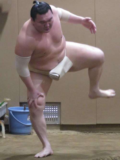 四股を踏む白鵬