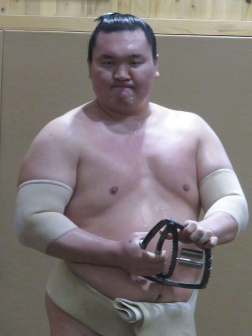 器具を使って握力を強化する白鵬
