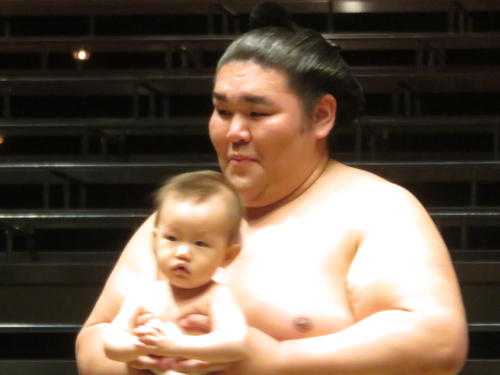 長男維風輝君を抱いて最後の土俵入りをする秀ノ山親方