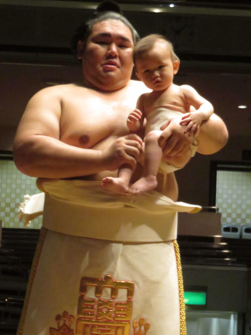 長男維風輝君を抱いて最後の土俵入りをする秀ノ山親方