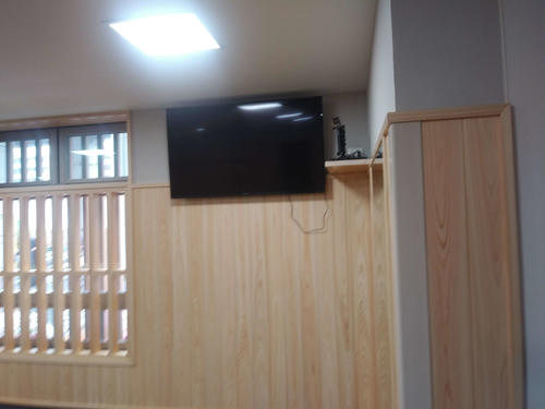 稽古確認などの用途のため鳴戸部屋の稽古場に設置されたモニター（撮影・佐藤礼征）