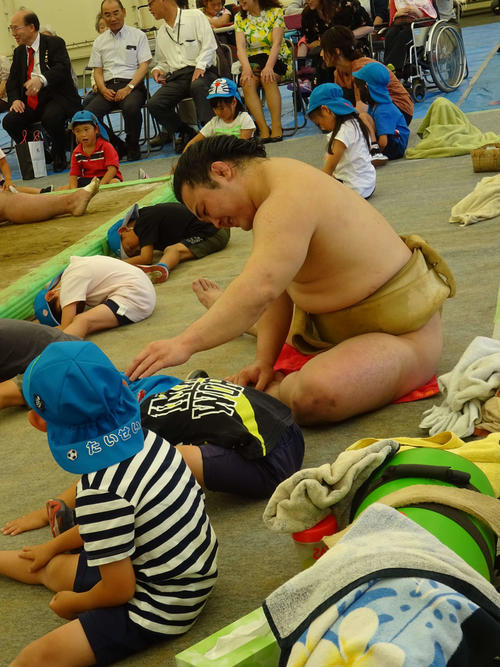 滋賀・長浜合宿初日、見学に訪れた園児の柔軟運動をサポートする炎鵬（撮影・加藤裕一）