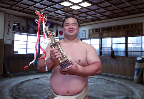 トロフィーを手に笑顔を見せる妙義龍（撮影・鈴木正人）