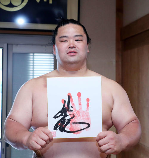 読者プレゼント用の手形の色紙を手にする妙義龍（撮影・鈴木正人）