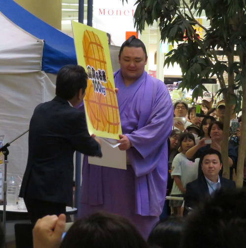 トークショーで富山の米100キロを贈呈された朝乃山（右）