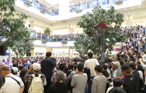大勢の観衆が駆けつける中、トークショーを行った朝乃山（1階中央左から2人目）