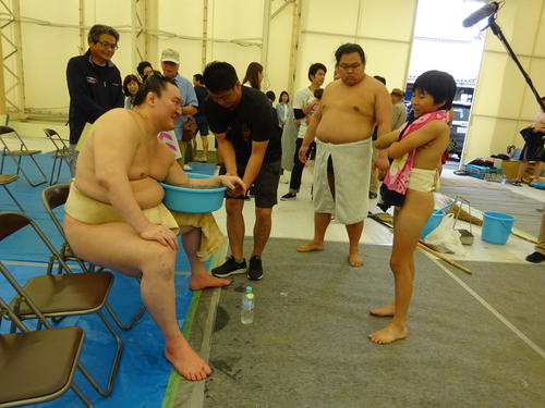 滋賀・長浜合宿で稽古を終え、長男真羽人君と談笑する白鵬（撮影・加藤裕一）