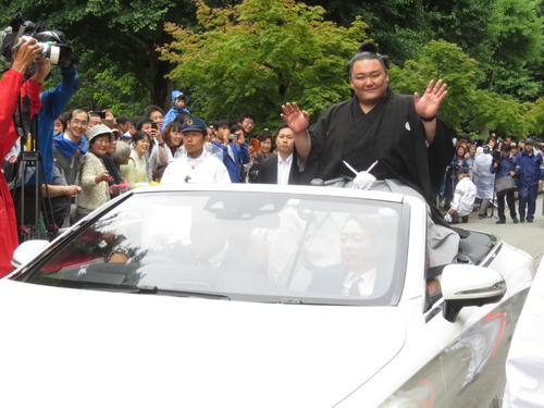 優勝パレードに集まった観衆に手を振って応える朝乃山