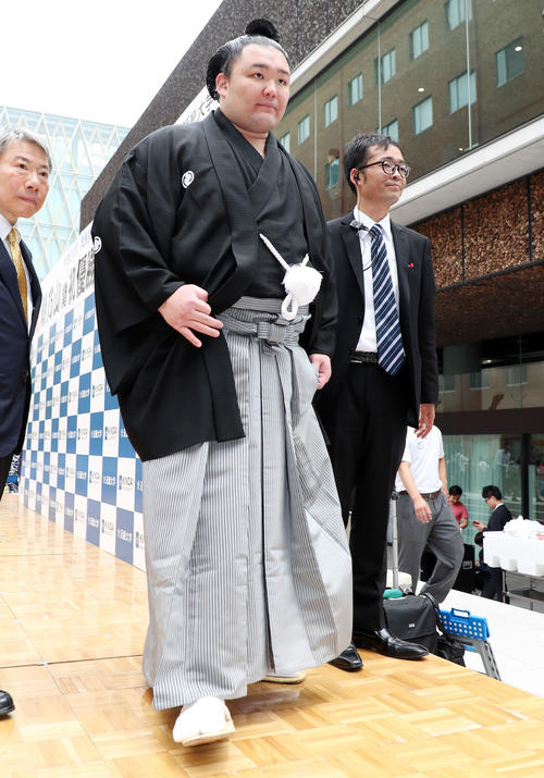 母校の近大でパレードを行った朝乃山（撮影・加藤哉）