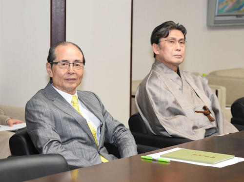 第1回「大相撲の継承発展を考える有識者会議」に出席した王貞治氏（左）、松本白鸚（撮影・鈴木みどり）