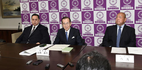 第1回「大相撲の継承発展を考える有識者会議」を終え会見を行う、左から芝田山理事、山内昌之委員長、八角理事長（撮影・鈴木みどり）