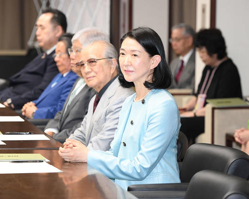 第1回「大相撲の継承発展を考える有識者会議」に出席した紺野美沙子（中央）（撮影・鈴木みどり）