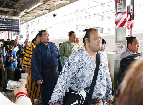 大相撲名古屋場所に向けて新幹線で名古屋入りする力士（撮影・佐藤礼征）