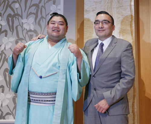 名古屋場所の番付が発表され、東小結に昇進して新三役となった阿炎（左）と弟子の肩に手をかける師匠の錣山親方（撮影・佐藤礼征）