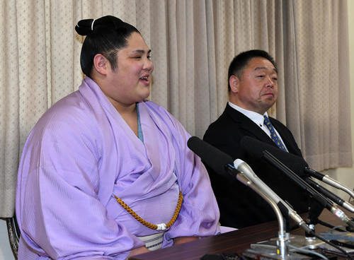 番付発表会見で笑顔を見せ記者の質問に答える貴源治（左）。右は千賀ノ浦親方（撮影・前岡正明）