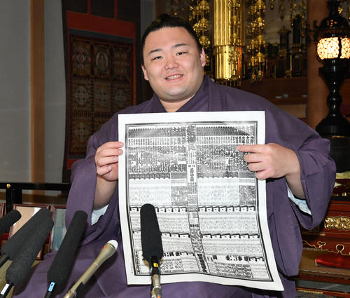 番付発表の会見で自身のしこ名を笑顔で指さす朝乃山（撮影・前岡正明）