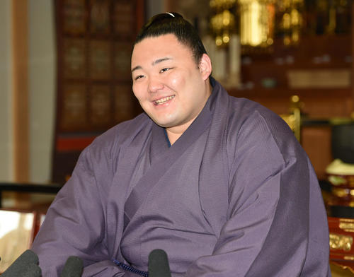 番付発表で笑顔を見せ記者の質問に答える朝乃山（撮影・前岡正明）