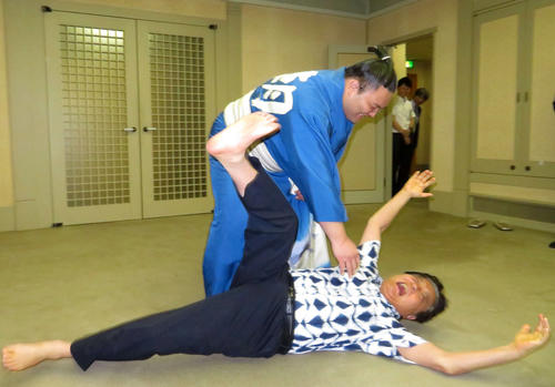 名古屋市を表敬訪問した朝乃山（上）は、豪快に河村たかし市長を突き落とした（撮影・高田文太）