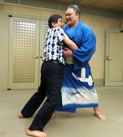 名古屋市を表敬訪問した朝乃山（右）は、挑んできた河村たかし市長に笑顔で胸を出した（撮影・高田文太）