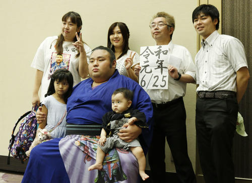 ファンとの撮影会に出席した大関貴景勝（前列左から2番目）（撮影・佐藤礼征）