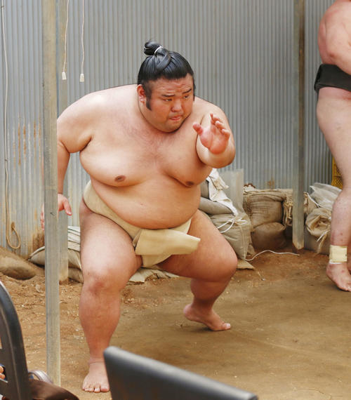 名古屋場所前の稽古にてすり足で体を動かす大関貴景勝（撮影・佐藤礼征）