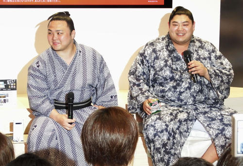 名古屋市内でトークショーを行う阿炎（右）と炎鵬（共同）
