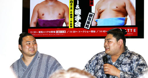 「人気力士トークショー」に参加した炎鵬（左）と阿炎（撮影・佐藤礼征）