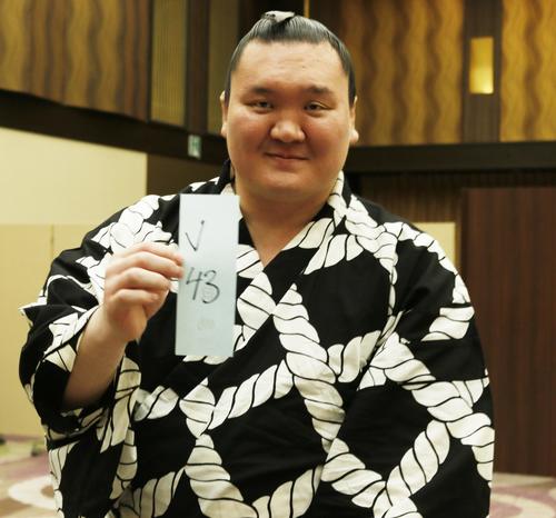 25日、七夕の短冊に「V43」と書き込んだ白鵬（撮影・佐藤礼征）