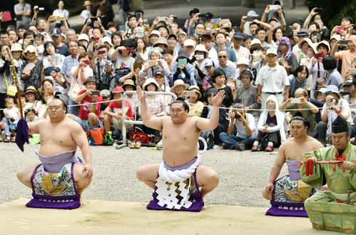 熱田神宮で奉納土俵入りを行う横綱白鵬（中央）。太刀持ちは宝富士、露払いは炎鵬（共同）