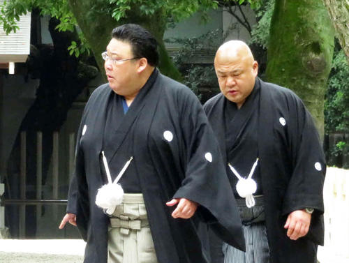 熱田神宮での公式参拝に臨んだ境川親方（左）と藤島親方（撮影・高田文太）
