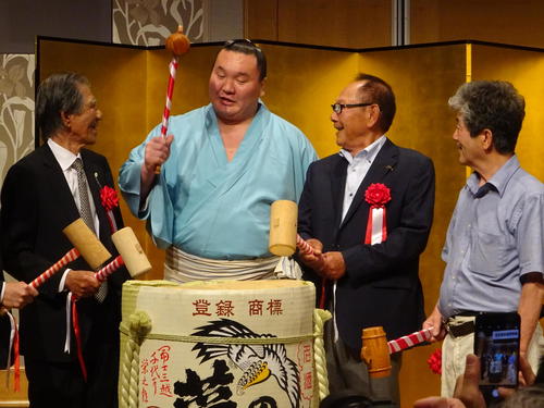 名古屋宮城野部屋ファンクラブパーティーでの鏡割りでおどけて見せる白鵬（撮影・加藤裕一）