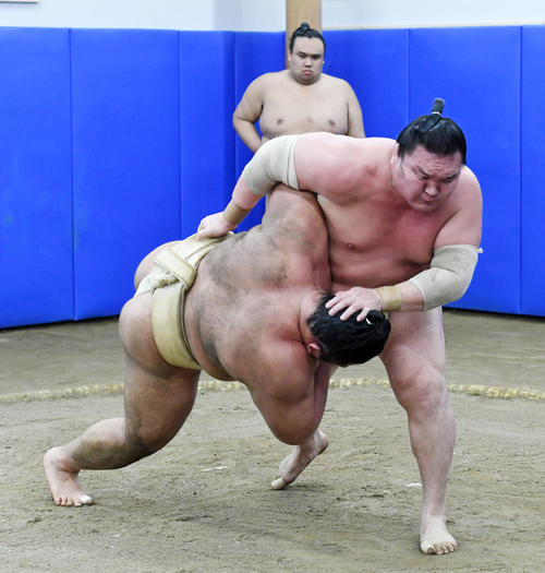 宮城野部屋での出稽古で朝乃山（背中）は白鵬に土俵にたたきつけられる（撮影・前岡正明）