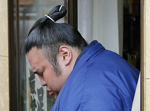 千賀ノ浦部屋宿舎を無言で出る大関貴景勝（共同）