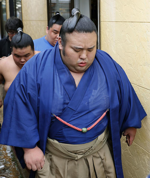 千賀ノ浦部屋宿舎を無言で出る大関貴景勝（共同）