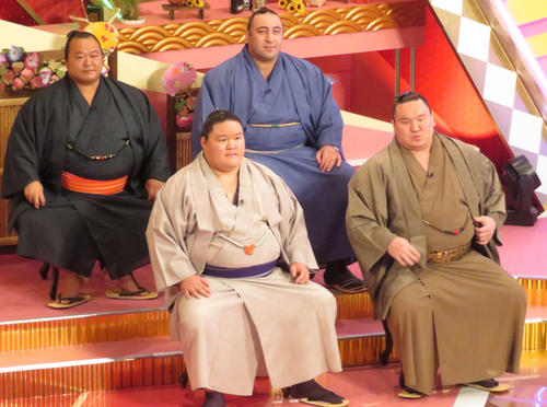 前夜祭の収録に臨んだ前列右から白鵬、豪栄道、後列右から栃ノ心、豊ノ島