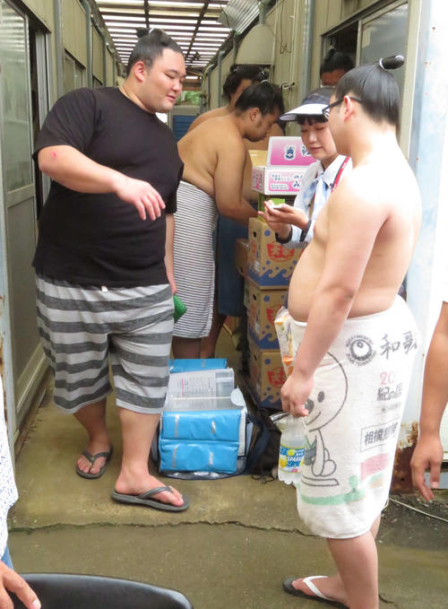 朝乃山（左）は稽古後、訪問販売に来たヤクルトレディーから商品6000円余りを“爆買い”し、計算機をのぞき込む