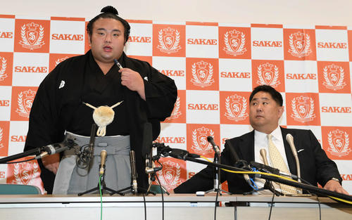 母校・埼玉栄の優勝パレードを終えて会見する貴景勝。右は山田相撲部監督（2018年12月17日）
